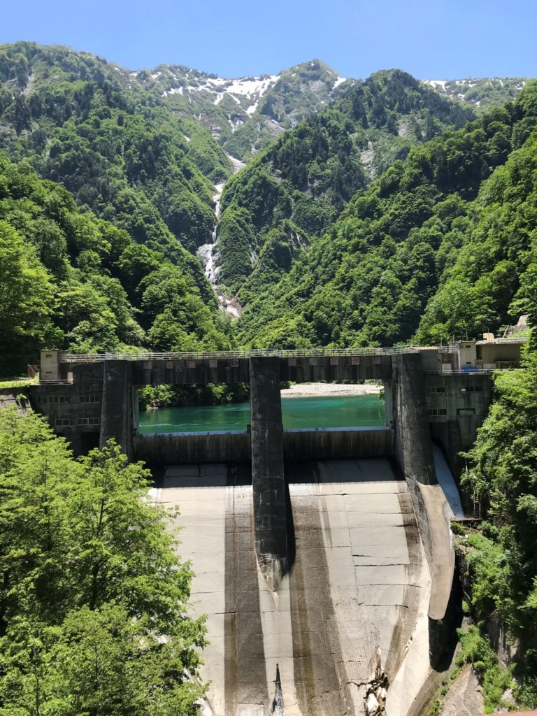 昭和15年に完成した黒部峡谷にあるダム