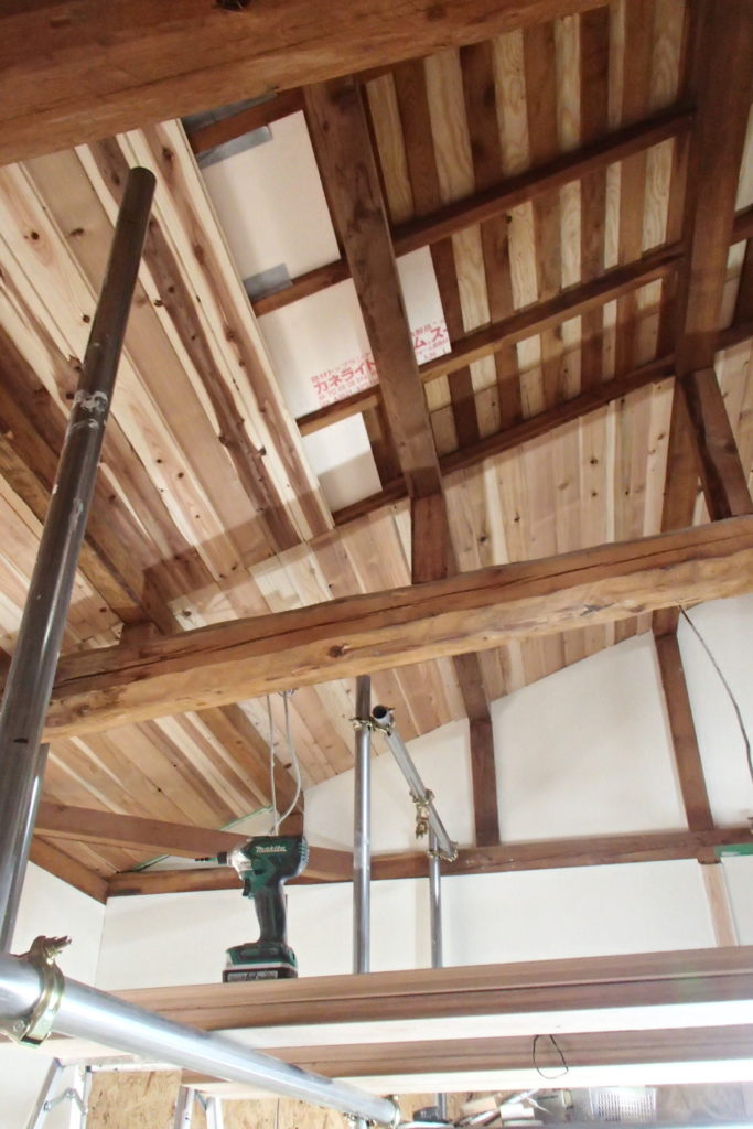 杉板を勾配天井に合わせて施工