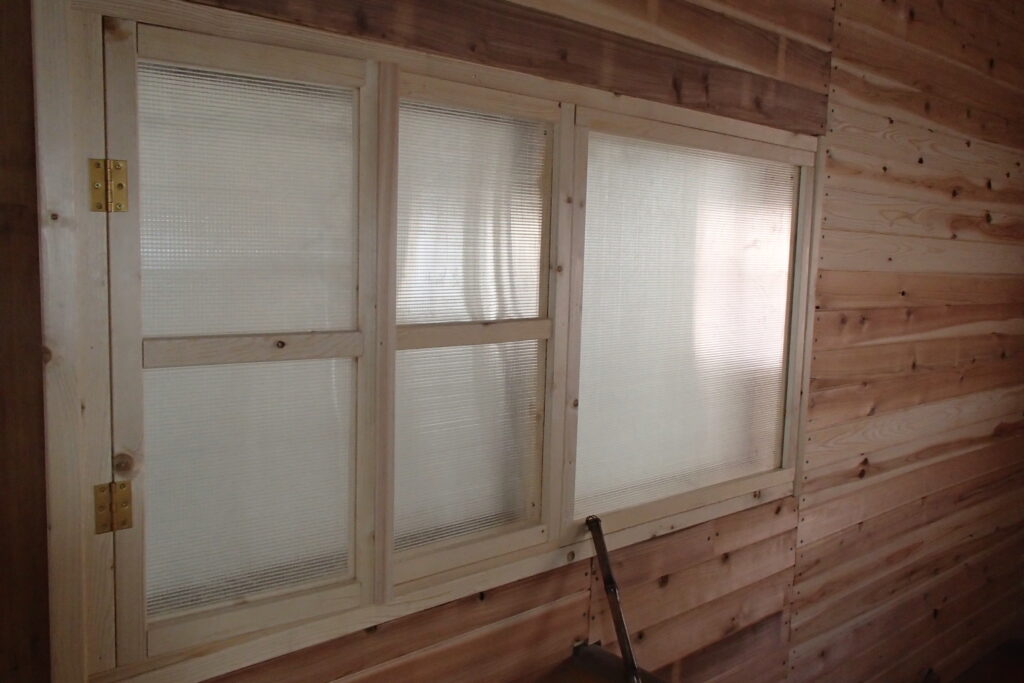木製内窓に杉板パネル